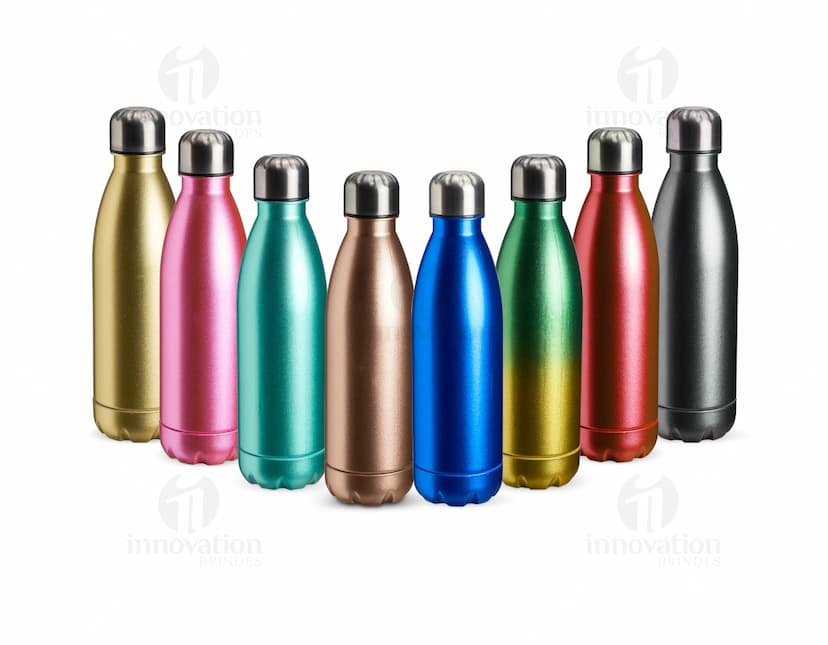 Garrafa plástica de 680ml contendo líquido transparente. A garrafa possui tampa marrom e rótulo amarelo. A imagem mostra a garrafa em um ambiente limpo e iluminado, com reflexos de luz.