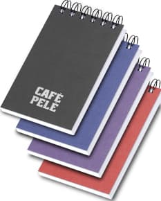 Envelope de papel bonito e colorido, com design em formato de container. O papel possui um símbolo vazio de presente e uma fita colorida em forma de laço. O objeto é um bloco de anotações com capa dura em Kraft, ideal para presentear em aniversários, celebrações, dia dos namorados e outras ocasiões especiais. O bloco é feito para escrever mensagens, lembretes e informações, com um visual moderno e atrativo.