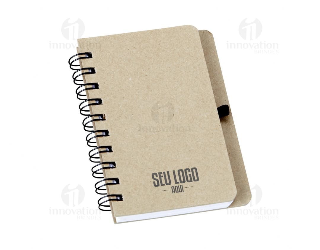 Caderneta de capa dura estilo kraft com wire-o, perfeita para anotações e organização de documentos no escritório. Visual