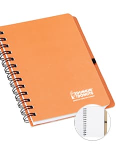 Caderneta Capa Dura Kraft para anotações e organização de documentos, com capa protetora de papelão resistente. Ideal para uso no escritório, estudos, finanças e viagens. Contém páginas em branco para anotações e lembretes, em um design prático e elegante. Cor preta, com espiral de metal, perfeita para guardar memórias e ideias.