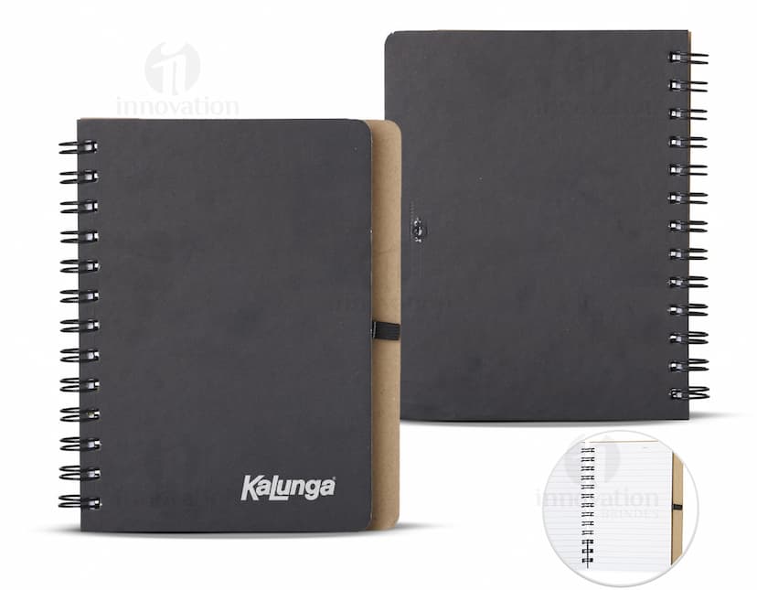 Caderneta Capa Dura Kraft para anotações e organização de documentos, com capa protetora de papelão resistente. Ideal para uso no escritório, estudos, finanças e viagens. Contém páginas em branco para anotações e lembretes, em um design prático e elegante. Cor preta, com espiral de metal, perfeita para guardar memórias e ideias.