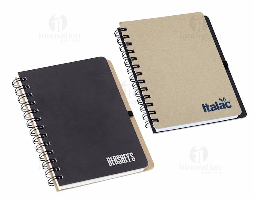 Caderneta Capa Dura Kraft para anotações e organização de documentos, com capa protetora de papelão resistente. Ideal para uso no escritório, estudos, finanças e viagens. Contém páginas em branco para anotações e lembretes, em um design prático e elegante. Cor preta, com espiral de metal, perfeita para guardar memórias e ideias.