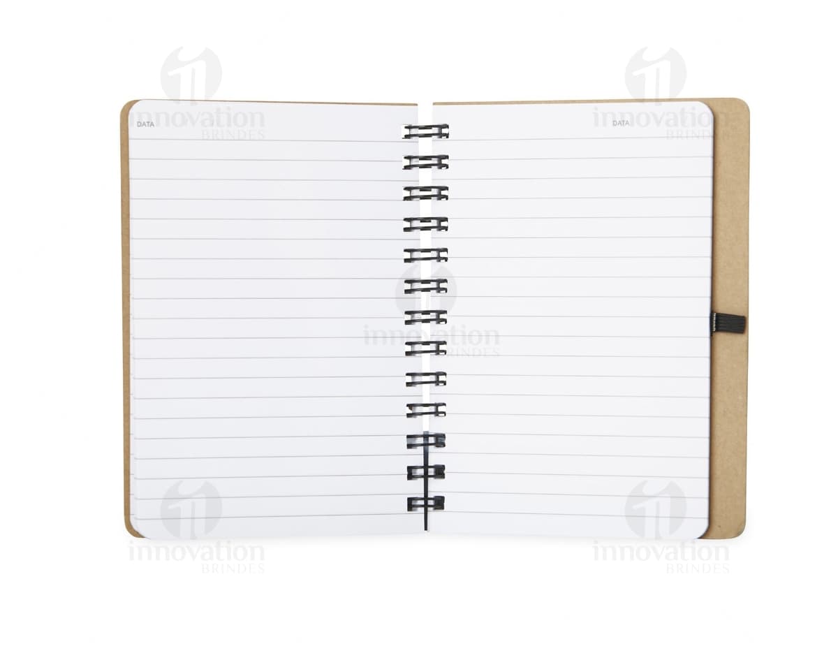 Caderneta Capa Dura Kraft para anotações e organização de documentos, com capa protetora de papelão resistente. Ideal para uso no escritório, estudos, finanças e viagens. Contém páginas em branco para anotações e lembretes, em um design prático e elegante. Cor preta, com espiral de metal, perfeita para guardar memórias e ideias.