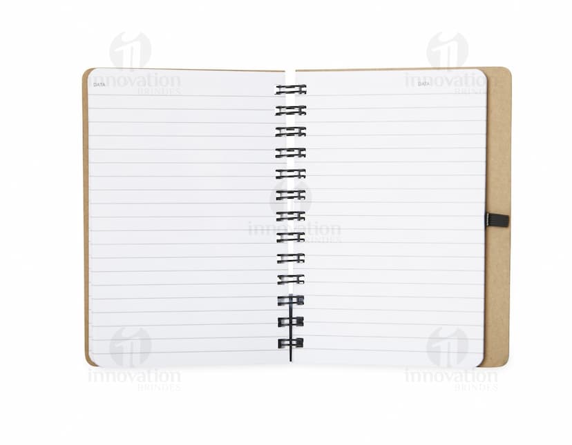Caderneta Capa Dura Kraft para anotações e organização de documentos, com capa protetora de papelão resistente. Ideal para uso no escritório, estudos, finanças e viagens. Contém páginas em branco para anotações e lembretes, em um design prático e elegante. Cor preta, com espiral de metal, perfeita para guardar memórias e ideias.