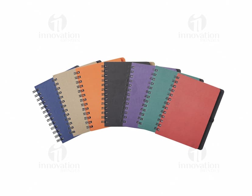 Caderneta Capa Dura Kraft para anotações e organização de documentos, com capa protetora de papelão resistente. Ideal para uso no escritório, estudos, finanças e viagens. Contém páginas em branco para anotações e lembretes, em um design prático e elegante. Cor preta, com espiral de metal, perfeita para guardar memórias e ideias.