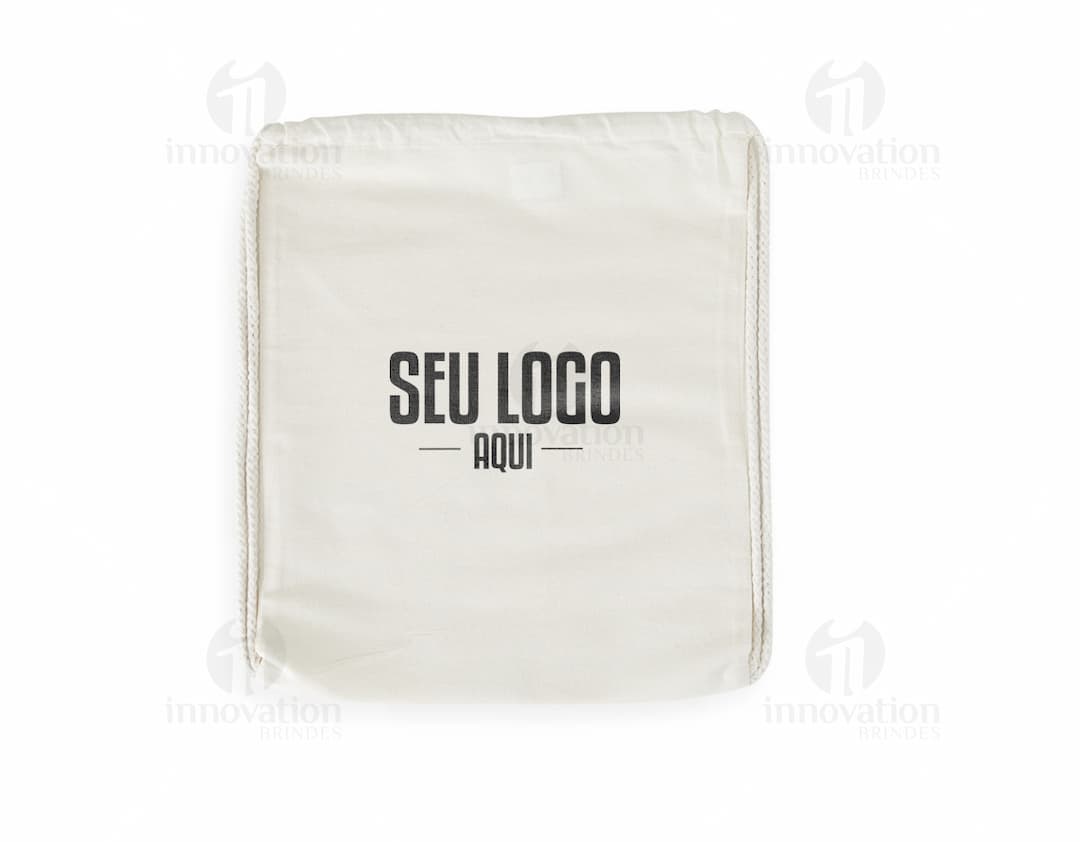 Mochila Saco Algodão vintage, de cor marrom antigo, feita de material de tecido desgastado. Possui textura grunge, com design envelhecido e aspecto retro. O tecido está manchado e desgastado, lembrando um antigo lenço de mão. A peça tem um estilo único e é ótima para uso como mochila com espaço interno para objetos.