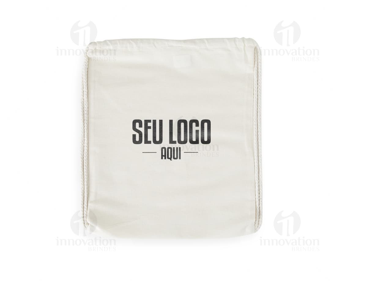 Mochila Saco Algodão vintage, de cor marrom antigo, feita de material de tecido desgastado. Possui textura grunge, com design envelhecido e aspecto retro. O tecido está manchado e desgastado, lembrando um antigo lenço de mão. A peça tem um estilo único e é ótima para uso como mochila com espaço interno para objetos.