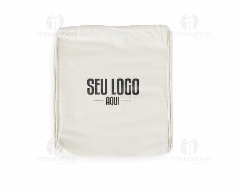 Mochila Saco Algodão vintage, de cor marrom antigo, feita de material de tecido desgastado. Possui textura grunge, com design envelhecido e aspecto retro. O tecido está manchado e desgastado, lembrando um antigo lenço de mão. A peça tem um estilo único e é ótima para uso como mochila com espaço interno para objetos.