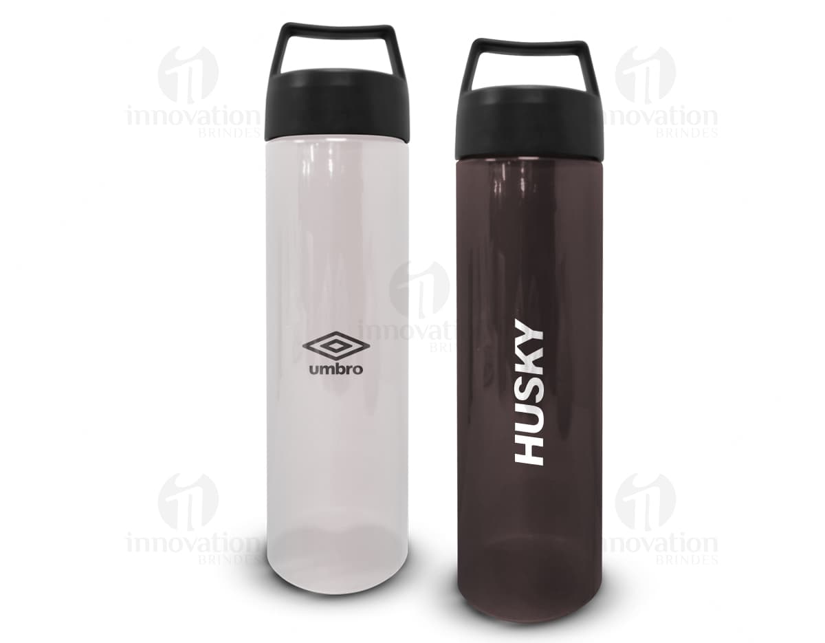 Garrafa plástica 700ml - Mantenha-se hidratado com estilo com nossa garrafa plástica de 700ml! Perfeita para levar para a academia, trabalho ou passeios ao ar livre. Com design moderno e prático, você terá sempre sua bebida favorita por perto. Garanta a sua agora!