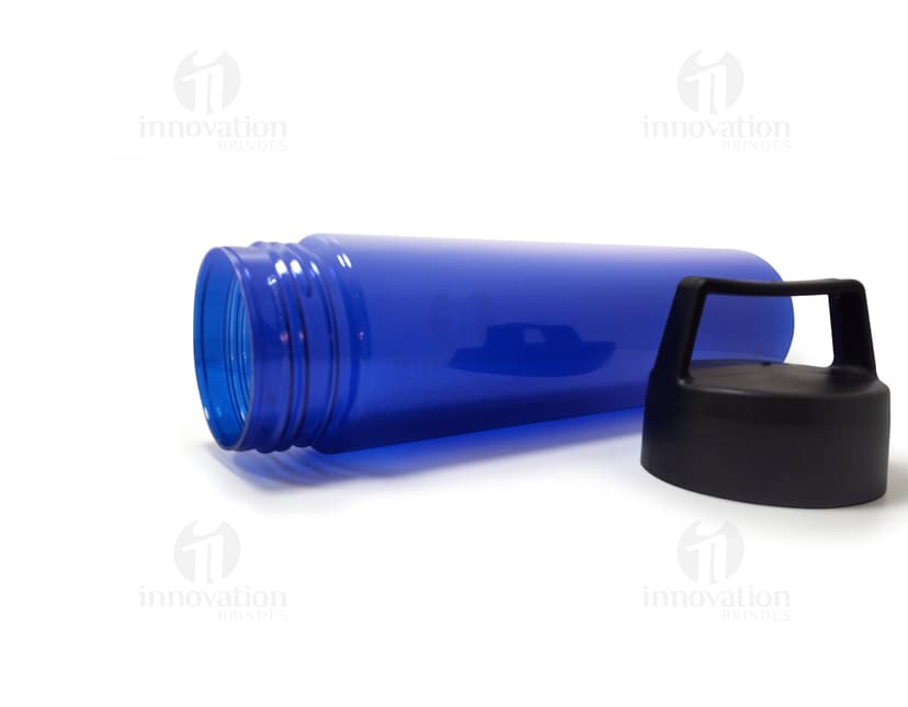 Garrafa plástica 700ml: mantenha-se hidratado com estilo! Feita em material resistente e com capacidade para 700ml, perfeita para levar sua bebida favorita para onde quer que vá. Garanta a sua!
