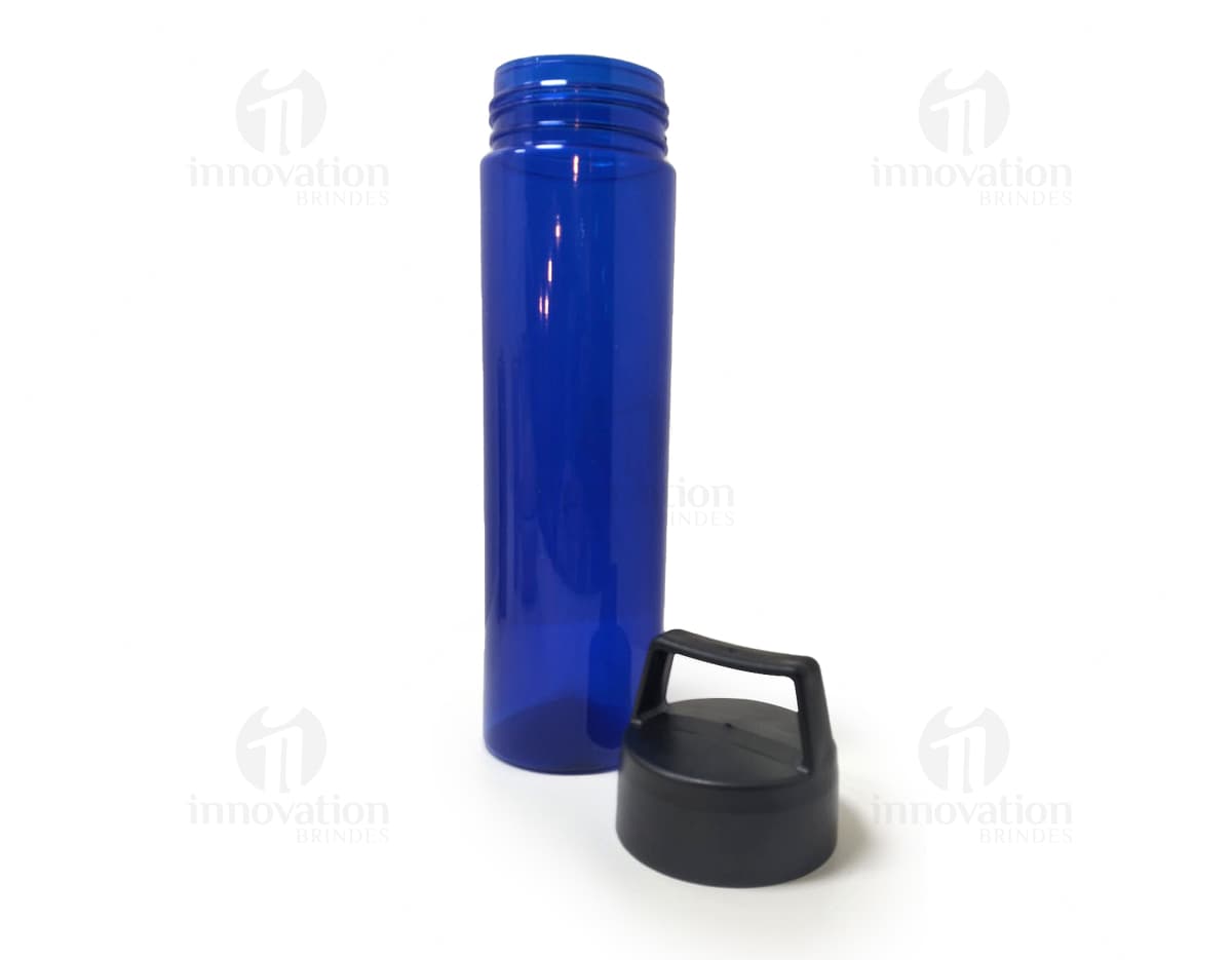Garrafa plástica de 700ml ideal para manter-se hidratado durante todo o dia. Leve, prática e resistente, perfeita para levar para o trabalho, academia, passeios e viagens. Adquira já a sua e tenha sempre sua bebida favorita por perto. Garanta a sua garrafa plástica 700ml agora mesmo!