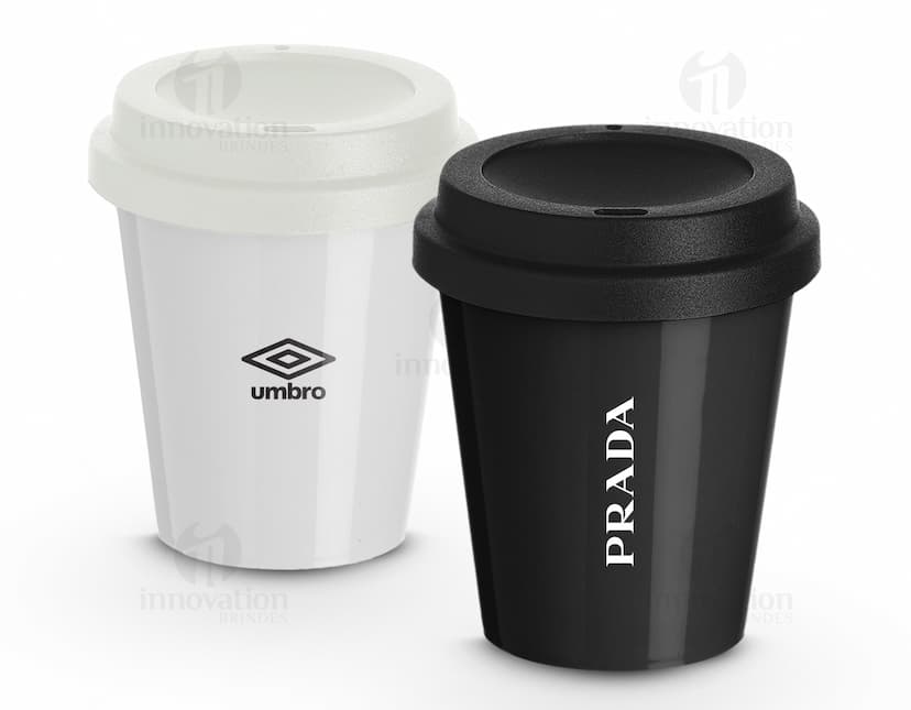 Copo plástico preto de 350ml com tampa, em 3D, ambientado em um recipiente de lixo.