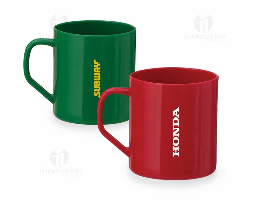 Caneca plástica amarela de 400ml, com design clean e brilhante. Mug vazia com handle preto, ideal para café da manhã.