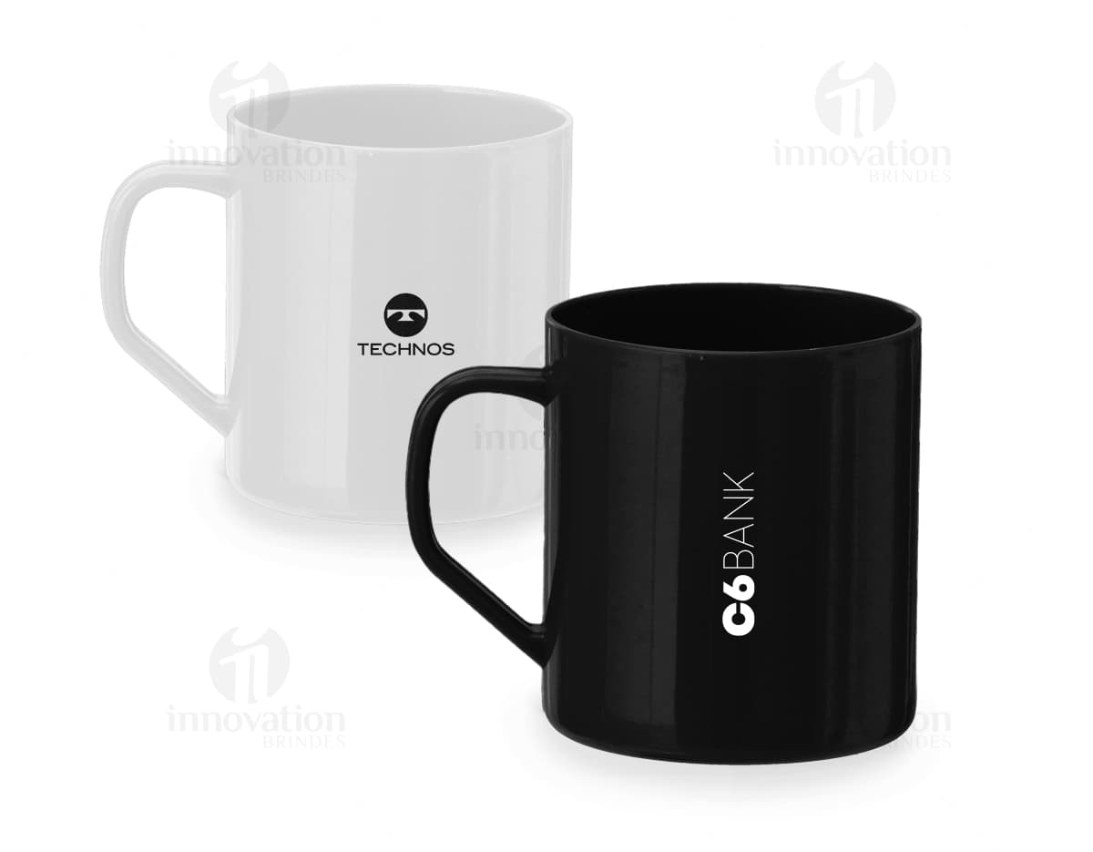Caneca plástica amarela de 400ml, com design clean e brilhante. Mug vazia com handle preto, ideal para café da manhã.