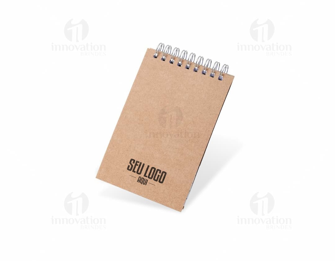 Bloco de anotações ecológico em papel kraft, estilo post-it, em branco, para anotações e recados. Ideal para uso em escritório, contendo envelopes de papel reciclado e cartonagem marrom. O bloco vem com notas adesivas em diversas cores, com memo amarelo e rosa. Fácil de transportar e usar, perfeito para escrever recados, memos e lembretes.