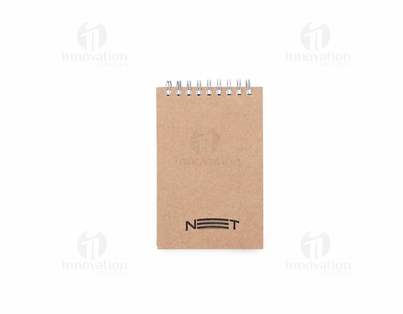Bloco de anotações ecológico em papel kraft, estilo post-it, em branco, para anotações e recados. Ideal para uso em escritório, contendo envelopes de papel reciclado e cartonagem marrom. O bloco vem com notas adesivas em diversas cores, com memo amarelo e rosa. Fácil de transportar e usar, perfeito para escrever recados, memos e lembretes.
