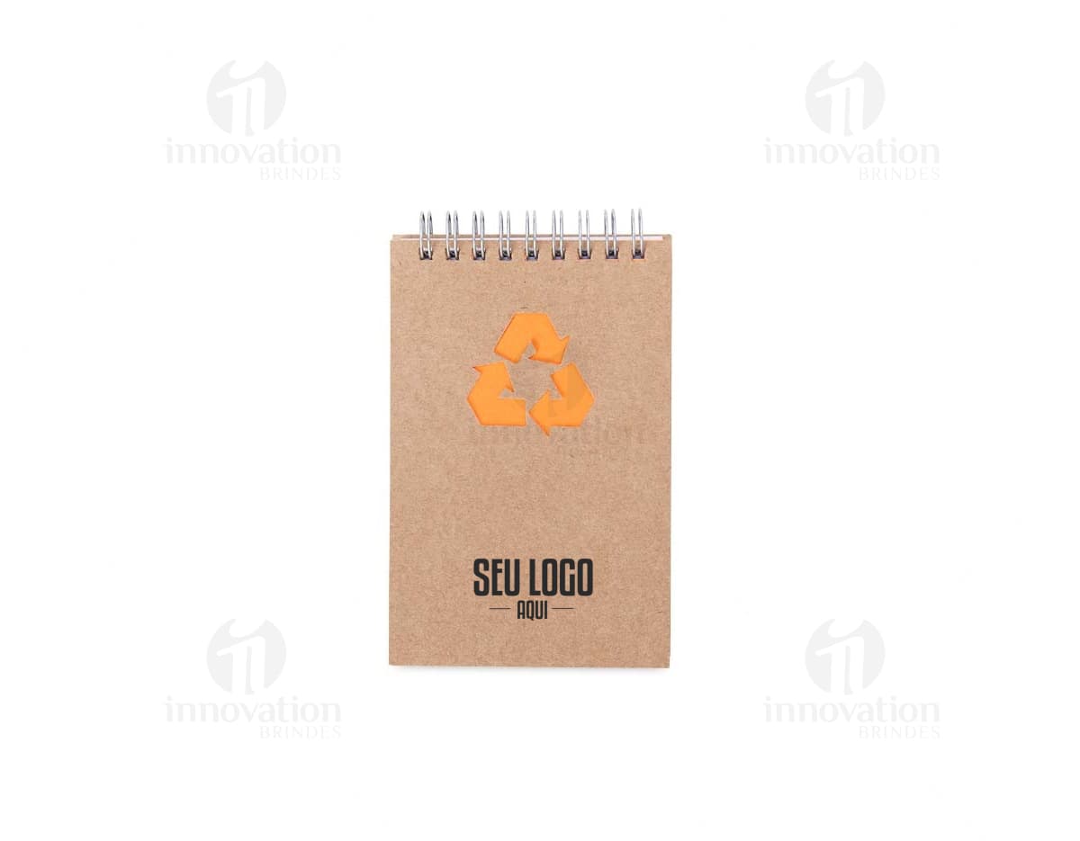 Bloco de anotações ecológico com material isolante de cortiça marrom e textura retro amarela, com design vintage vazio para mensagens. Inclui envelope de papel texturizado, quadro de cortiça, lembrete adesivo e pinos. Ideal para uso no escritório, decoração e comunicação empresarial.