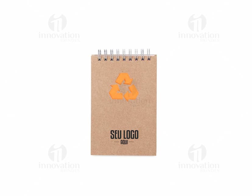 Bloco de anotações ecológico com material isolante de cortiça marrom e textura retro amarela, com design vintage vazio para mensagens. Inclui envelope de papel texturizado, quadro de cortiça, lembrete adesivo e pinos. Ideal para uso no escritório, decoração e comunicação empresarial.