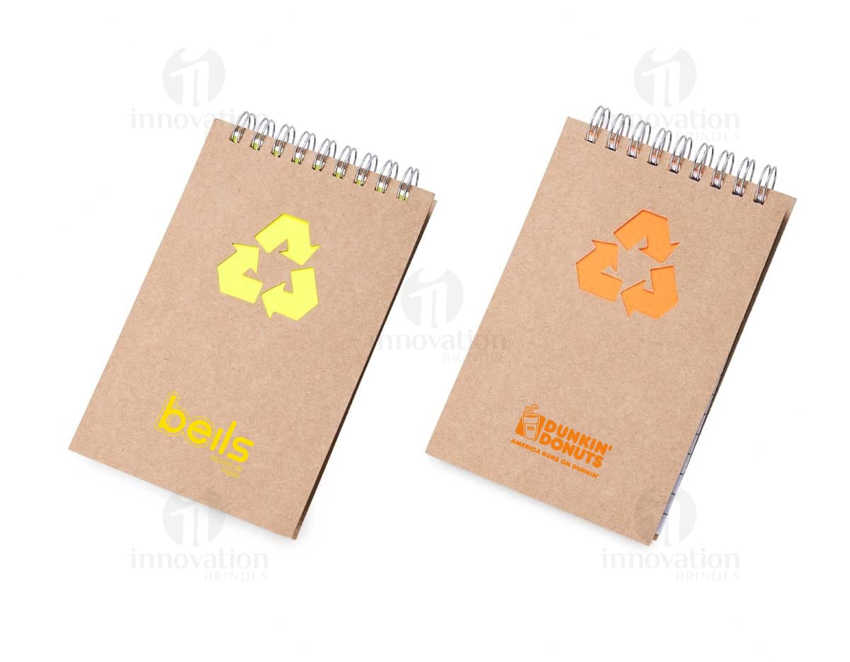 Bloco de anotações ecológico com material isolante de cortiça marrom e textura retro amarela, com design vintage vazio para mensagens. Inclui envelope de papel texturizado, quadro de cortiça, lembrete adesivo e pinos. Ideal para uso no escritório, decoração e comunicação empresarial.
