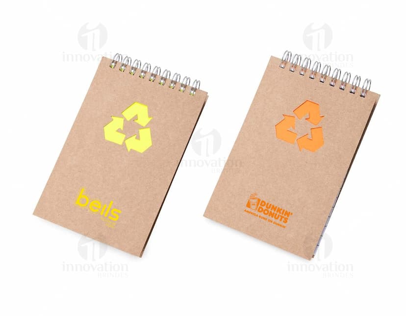 Bloco de anotações ecológico com material isolante de cortiça marrom e textura retro amarela, com design vintage vazio para mensagens. Inclui envelope de papel texturizado, quadro de cortiça, lembrete adesivo e pinos. Ideal para uso no escritório, decoração e comunicação empresarial.