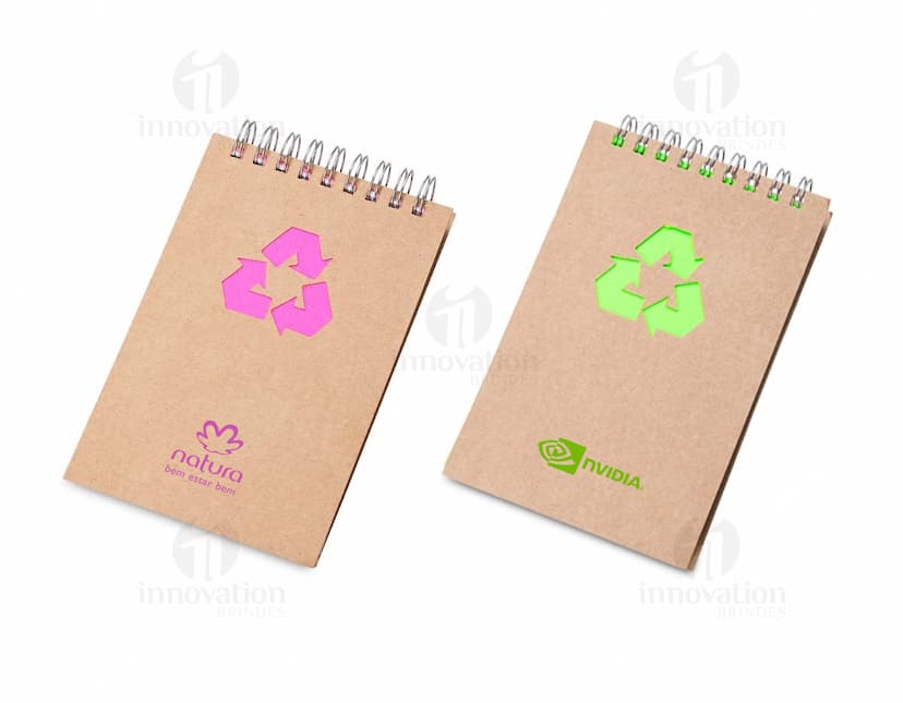 Bloco de anotações ecológico com material isolante de cortiça marrom e textura retro amarela, com design vintage vazio para mensagens. Inclui envelope de papel texturizado, quadro de cortiça, lembrete adesivo e pinos. Ideal para uso no escritório, decoração e comunicação empresarial.