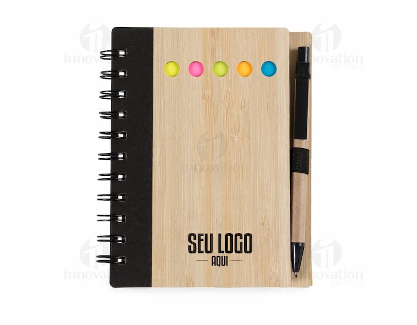 Bloco de anotações ecológico em espiral, com páginas em branco e capa listrada. Ideal para uso no escritório, na escola ou em reuniões de negócios. Inclui espaço para escrever lembretes, mensagens e planos. Objeto prático e sustentável para organização e estudos.