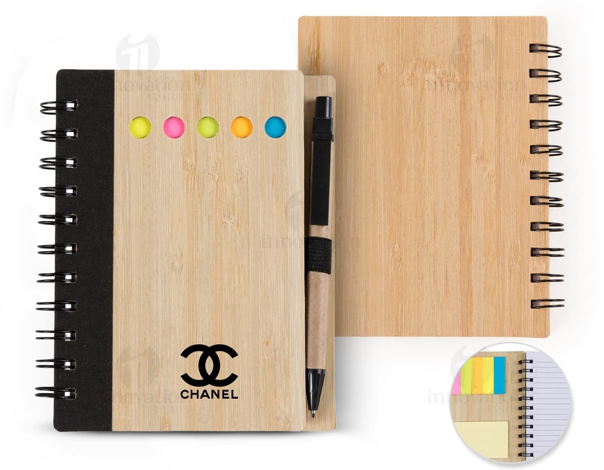 Bloco de anotações ecológico em espiral, com páginas em branco e capa listrada. Ideal para uso no escritório, na escola ou em reuniões de negócios. Inclui espaço para escrever lembretes, mensagens e planos. Objeto prático e sustentável para organização e estudos.