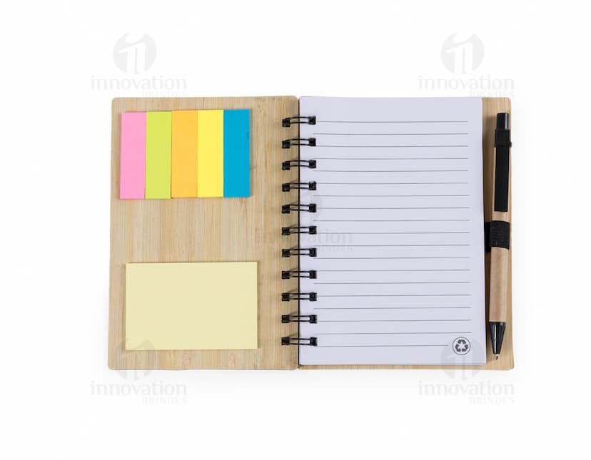 Bloco de anotações ecológico em espiral, com páginas em branco e capa listrada. Ideal para uso no escritório, na escola ou em reuniões de negócios. Inclui espaço para escrever lembretes, mensagens e planos. Objeto prático e sustentável para organização e estudos.