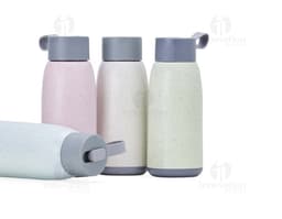 Garrafa de vidro transparente de 350ml, contendo tampa de metal prateada.