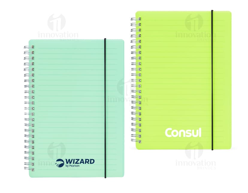 Caderno de plástico A5 21x15 - Ideal para organizar suas anotações no trabalho ou na escola. Feito com material de alta qualidade, possui capa resistente e folhas pautadas. Perfeito para escrever lembretes, mensagens e documentos. Mantenha-se organizado e produtivo com este caderno prático e versátil. Adquira já o seu!