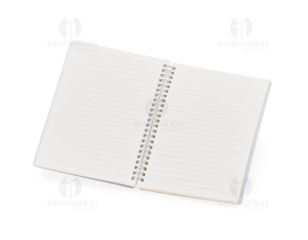 Caderno A5 de plástico 21x15 - Organize suas anotações com praticidade e estilo! Perfeito para uso no escritório, escola ou em casa. Este caderno possui capa resistente e folhas em branco para você escrever tudo o que precisar. Garanta já o seu!