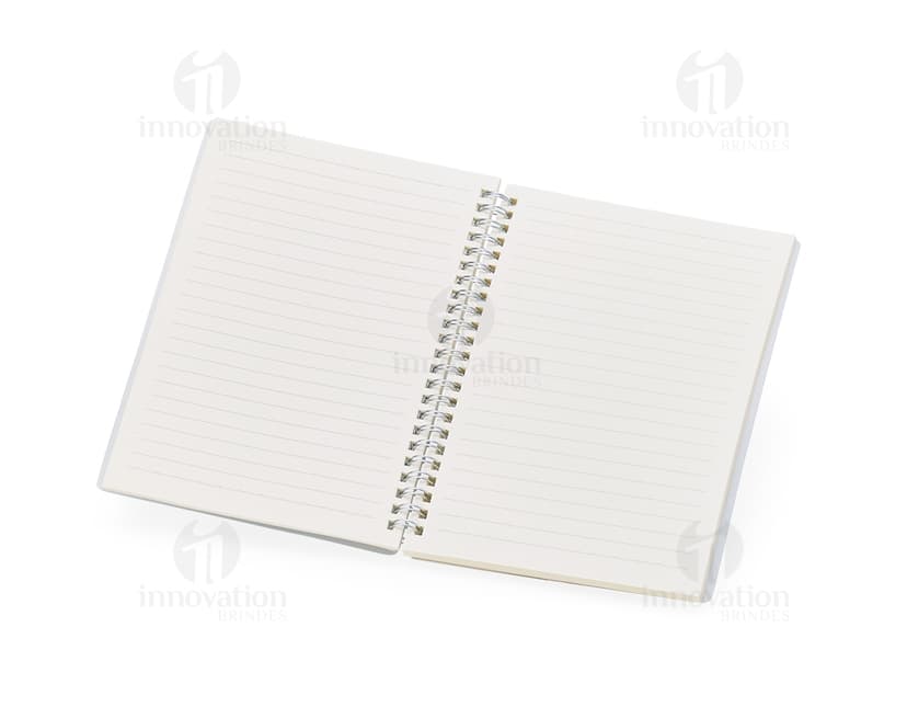 Caderno A5 de plástico 21x15 - Organize suas anotações com praticidade e estilo! Perfeito para uso no escritório, escola ou em casa. Este caderno possui capa resistente e folhas em branco para você escrever tudo o que precisar. Garanta já o seu!