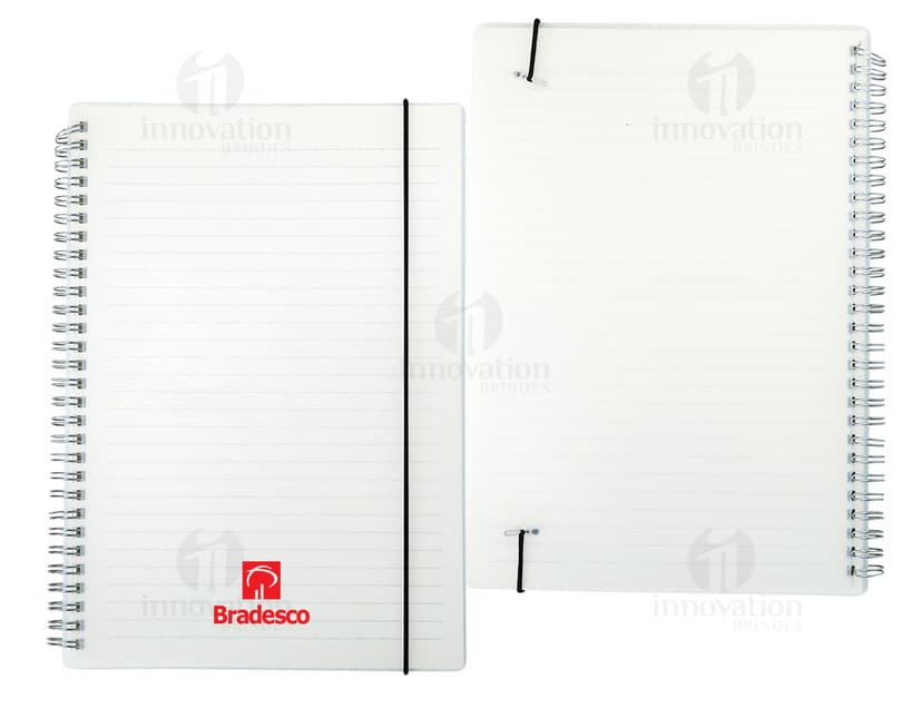 Notebook B5 Plástico 26x19 em fundo branco aberto, com papel em branco e envelope ao lado. Objeto de estudo e organização, com espaço para escrever e armazenar mensagem, documentos e lembretes. Ideal para uso em escritórios e escolas.