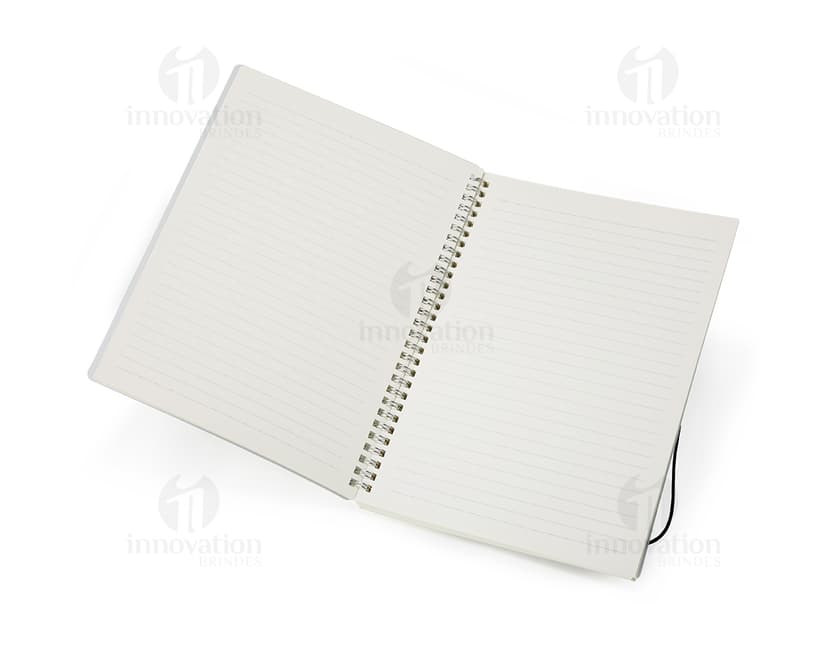 Notebook B5 Plástico 26x19 em fundo branco aberto, com papel em branco e envelope ao lado. Objeto de estudo e organização, com espaço para escrever e armazenar mensagem, documentos e lembretes. Ideal para uso em escritórios e escolas.