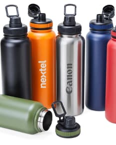 Garrafa térmica inox de 1.2L com tampa, ideal para armazenar líquidos de forma saudável e manter a temperatura por mais tempo. Feita em aço inoxidável, possui design clean e prático, garantindo frescor e pureza no armazenamento. Ideal para uso em atividades ao ar livre, como camping e caminhadas.