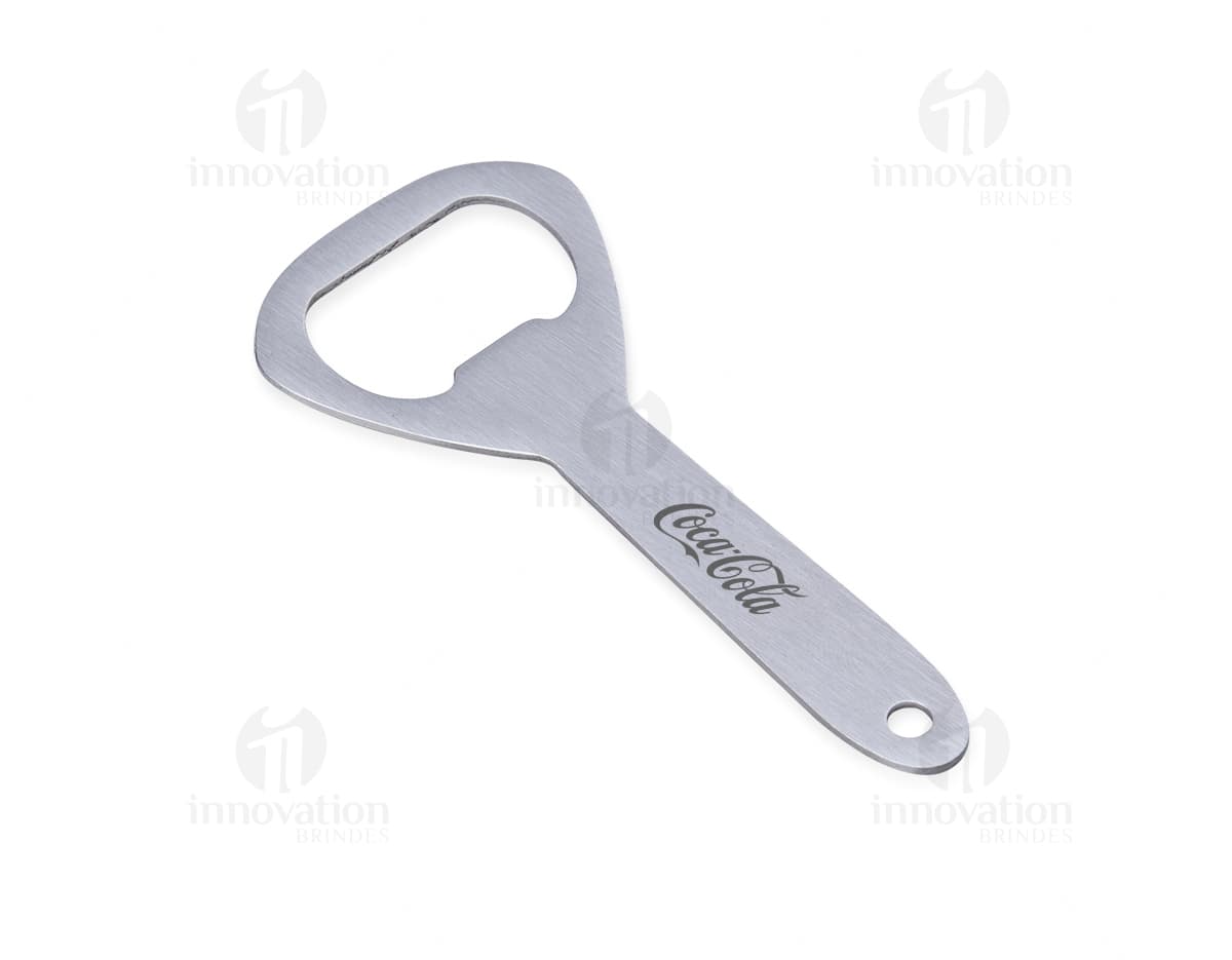 A imagem mostra um abridor de garrafa metálico, feito de aço inoxidável e com um design ajustável e afiado. É um utensílio de cozinha prático e versátil, ideal para abrir garrafas com facilidade. O abridor de garrafa possui uma alça resistente e durável, o que o torna perfeito para uso doméstico ou em restaurantes. Sua cor prateada e acabamento cromado dão um toque de elegância ao produto.