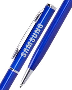 Caneta metálica rotativa azul em close-up, com design moderno e brilhante. Ideal para uso no escritório, escola ou em trabalhos artísticos.