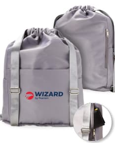 Mochila saco de poliéster preta, com detalhes em couro, fivela de metal e bolso lateral. Ideal para uso casual, escritório ou viagens a negócios. Estilo moderno e elegante, com fecho de cordão e alças ajustáveis.