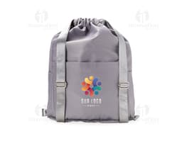 Mochila saco de poliéster negra, con detalles en cuero, hebilla de metal y bolsillo lateral. Ideal para uso casual, oficina o