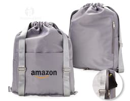 Mochila saco de poliéster negra, con detalles en cuero, hebilla de metal y bolsillo lateral. Ideal para uso casual, oficina o