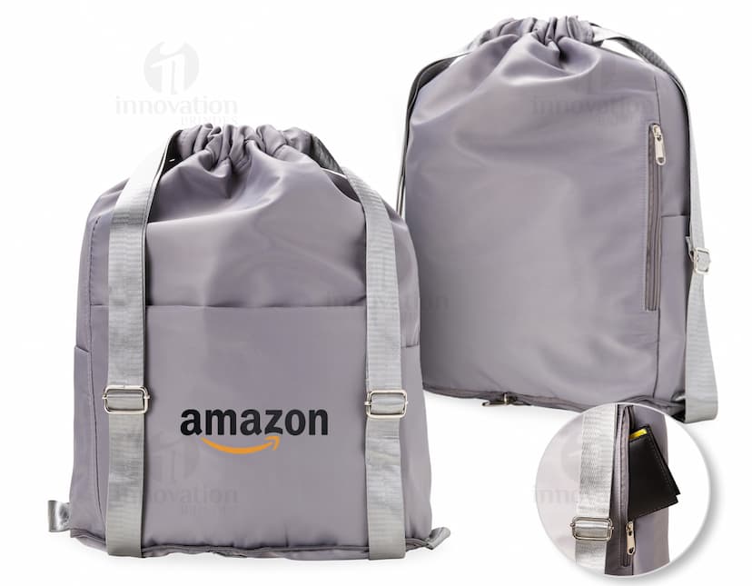 Mochila saco de poliéster preta, com detalhes em couro, fivela de metal e bolso lateral. Ideal para uso casual, escritório ou viagens a negócios. Estilo moderno e elegante, com fecho de cordão e alças ajustáveis.