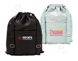 Mochila saco de poliéster negra, con detalles en cuero, hebilla de metal y bolsillo lateral. Ideal para uso casual, oficina o