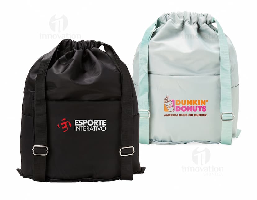 Mochila saco de poliéster preta, com detalhes em couro, fivela de metal e bolso lateral. Ideal para uso casual, escritório ou viagens a negócios. Estilo moderno e elegante, com fecho de cordão e alças ajustáveis.