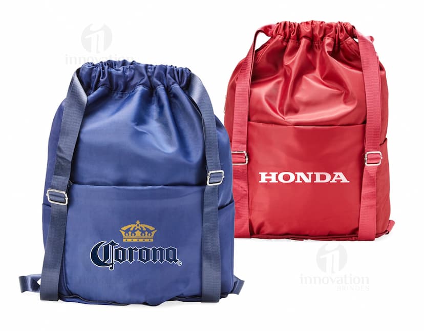 Mochila saco de poliéster preta, com detalhes em couro, fivela de metal e bolso lateral. Ideal para uso casual, escritório ou viagens a negócios. Estilo moderno e elegante, com fecho de cordão e alças ajustáveis.