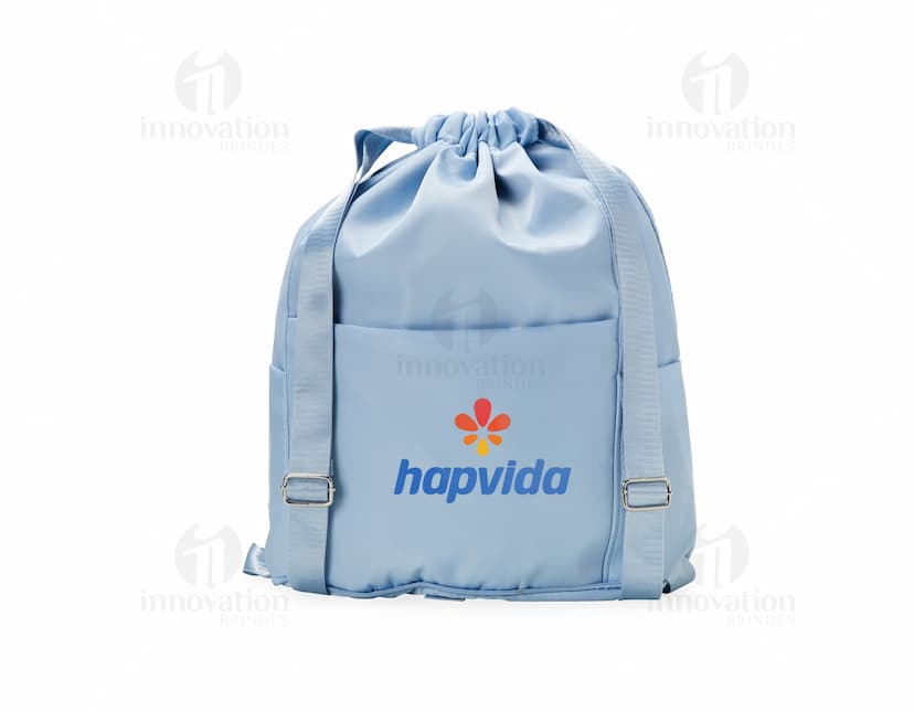 Mochila saco de poliéster preta, com detalhes em couro, fivela de metal e bolso lateral. Ideal para uso casual, escritório ou viagens a negócios. Estilo moderno e elegante, com fecho de cordão e alças ajustáveis.