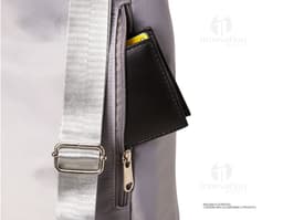 Mochila saco de poliéster negra, con detalles en cuero, hebilla de metal y bolsillo lateral. Ideal para uso casual, oficina o