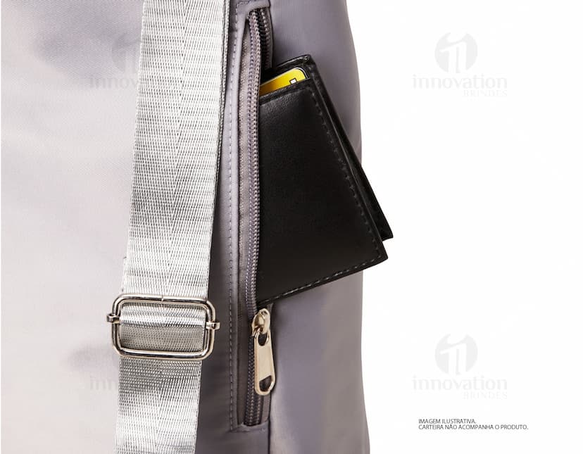 Mochila saco de poliéster preta, com detalhes em couro, fivela de metal e bolso lateral. Ideal para uso casual, escritório ou viagens a negócios. Estilo moderno e elegante, com fecho de cordão e alças ajustáveis.