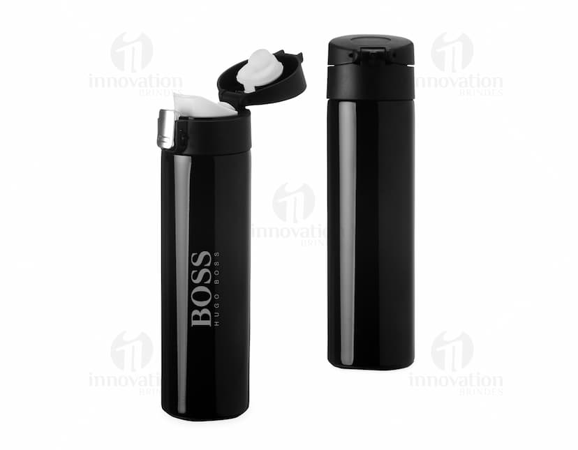 Garrafa de aço inoxidável de 400ml, container de metal prateado, equipamento de higiene, objeto de cuidado pessoal, produto de cosméticos, moderno e de alta tecnologia, com acabamento reflexivo, líquido preto, para aroma ou perfume, em close-up.