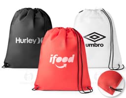 Mochila Saco Tnt preta e castanha com alça de couro, design elegante e textura suave. Ideal para viagens e compras, possui um
