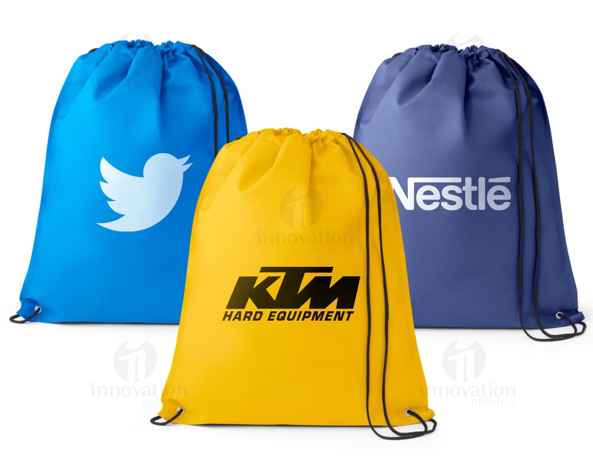 Mochila Saco Tnt preta e marrom com alça de couro, design elegante e textura suave. Ideal para viagens e compras, possui shape clean e estilo retro. Perfecto para transporte de mercadorias e objetos de forma organizada e com muito charme.